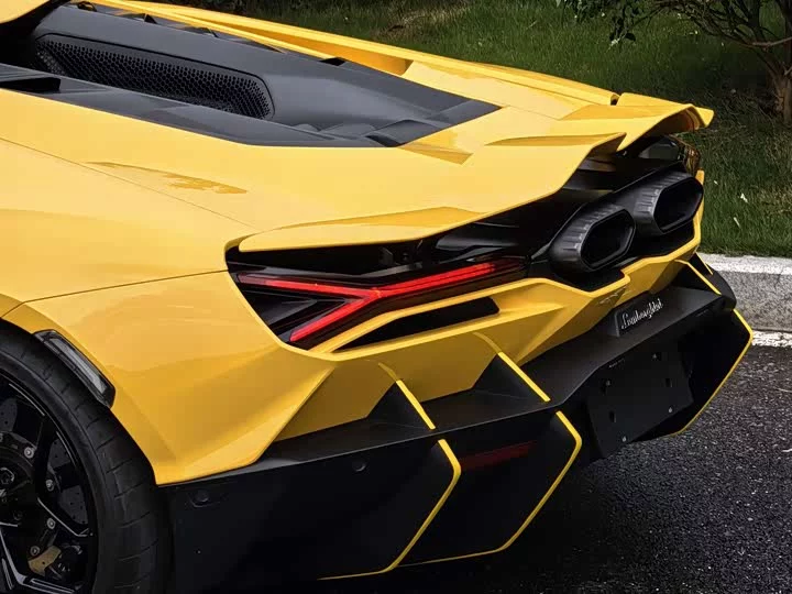Lamborghini Revuelto