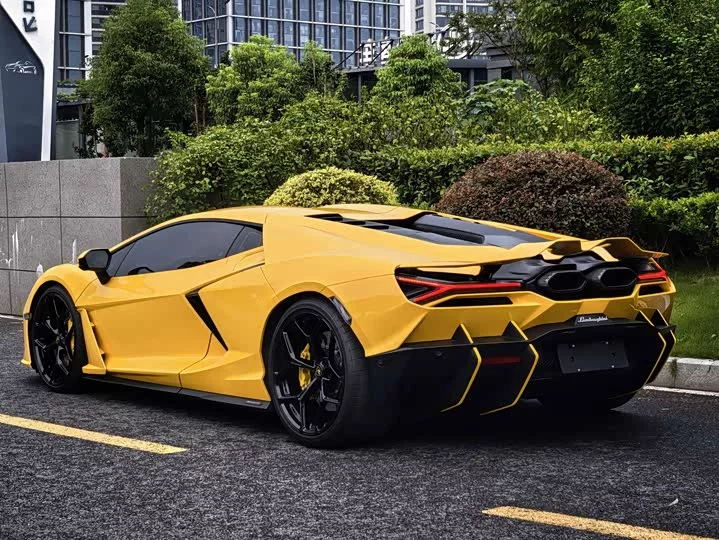 Lamborghini Revuelto