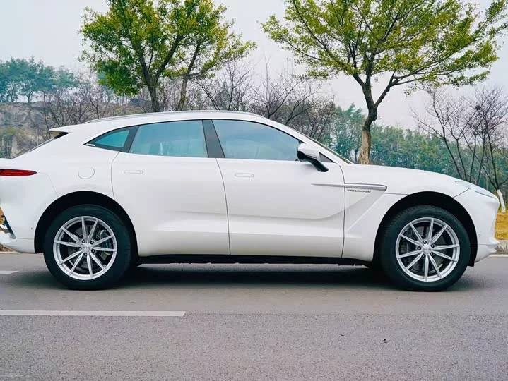 Aston Martin DBX