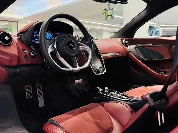 McLaren GT