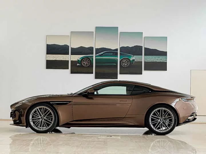 Aston Martin DB12