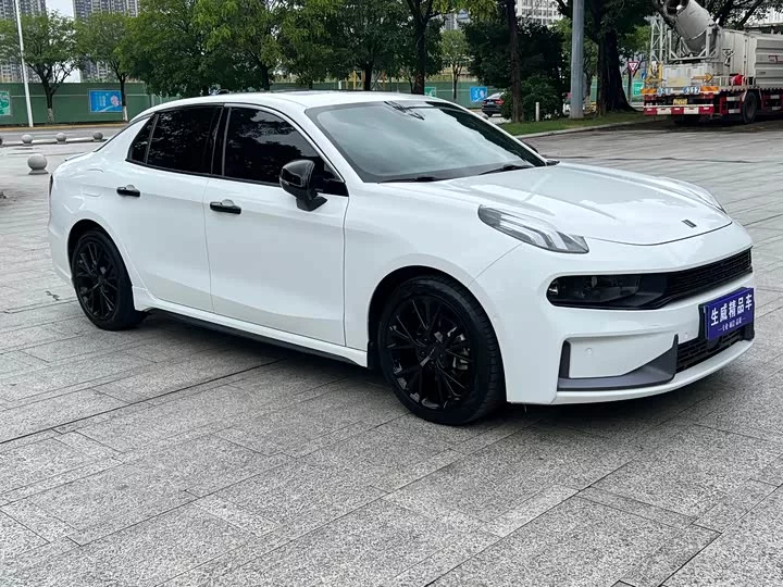 Lynk & Co 03