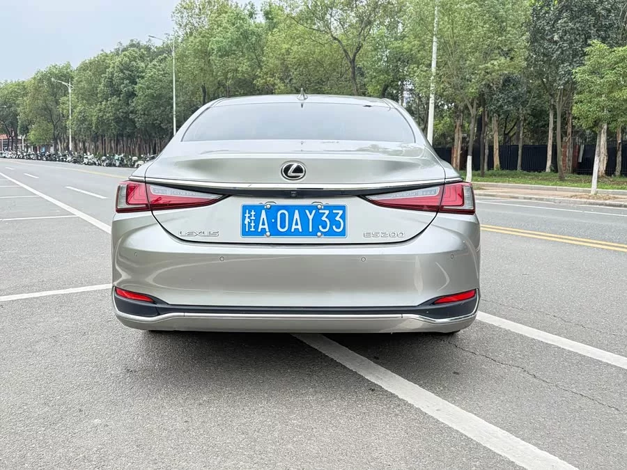 Lexus ES