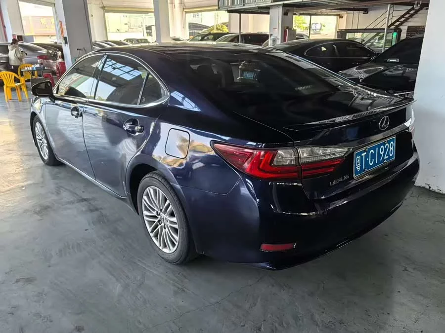 Lexus ES