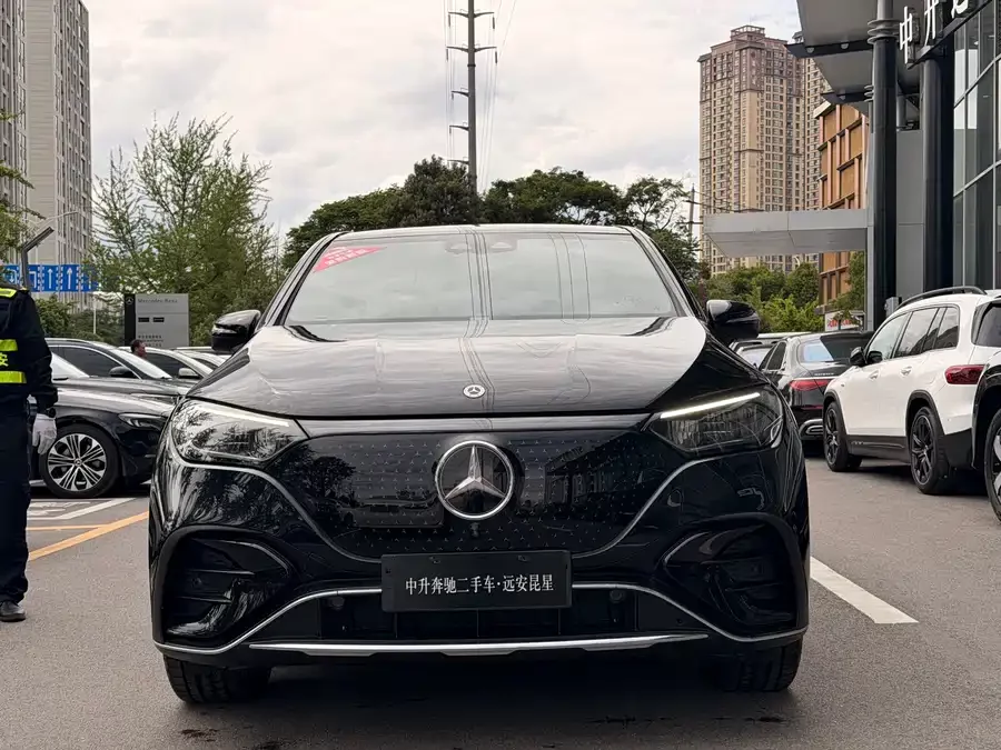 Mercedes Benz EQE SUV