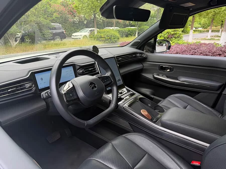 NIO ES8