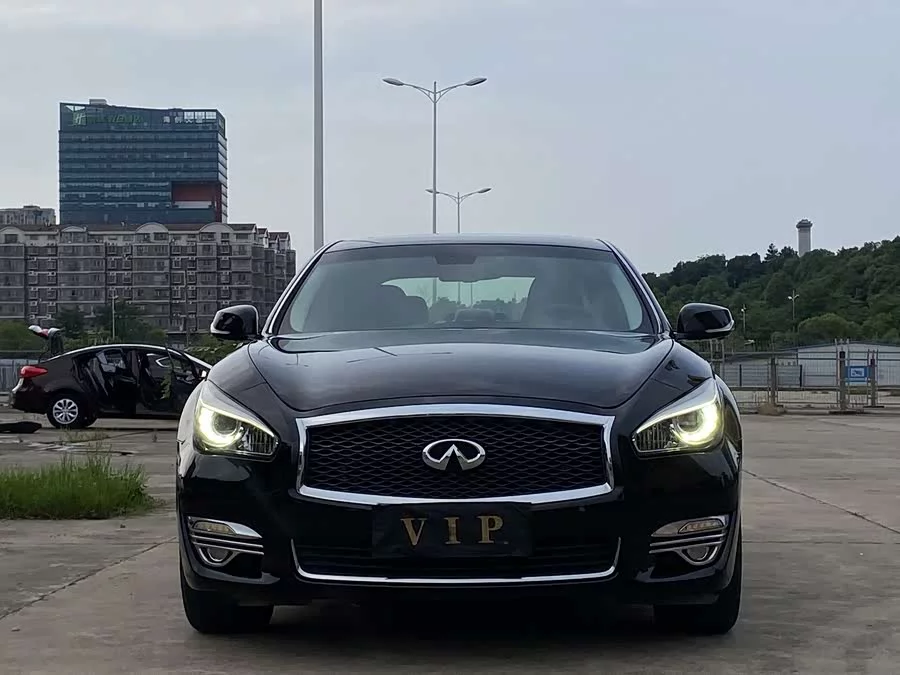 Infiniti Q70