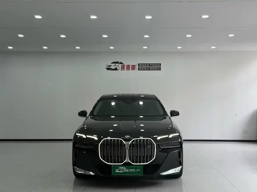 BMW i7