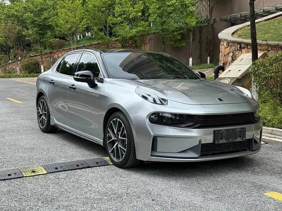 Lynk & Co 03