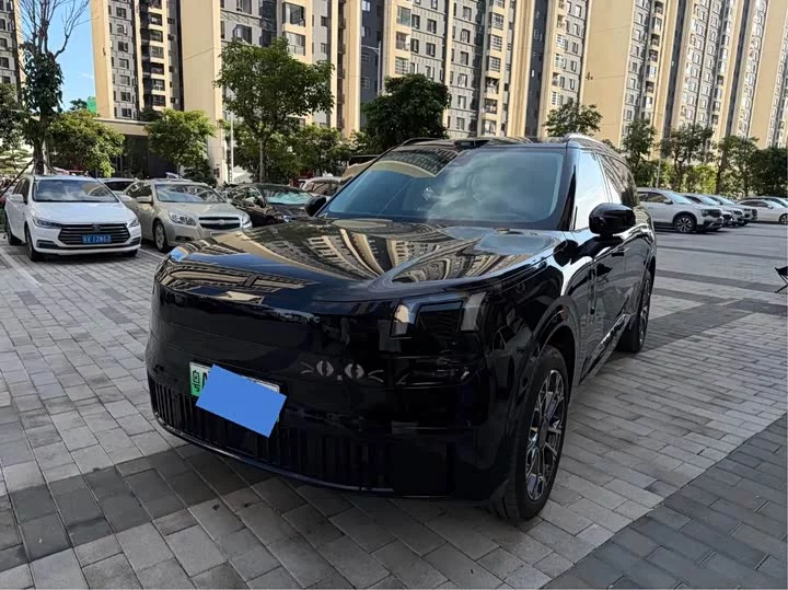 Lynk & Co 900