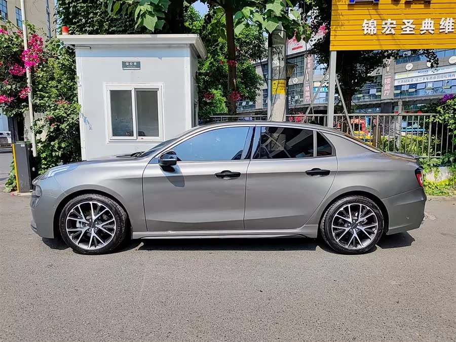 Lynk & Co 03