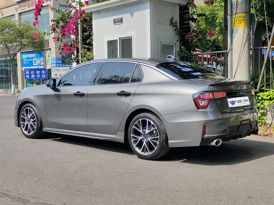 Lynk & Co 03