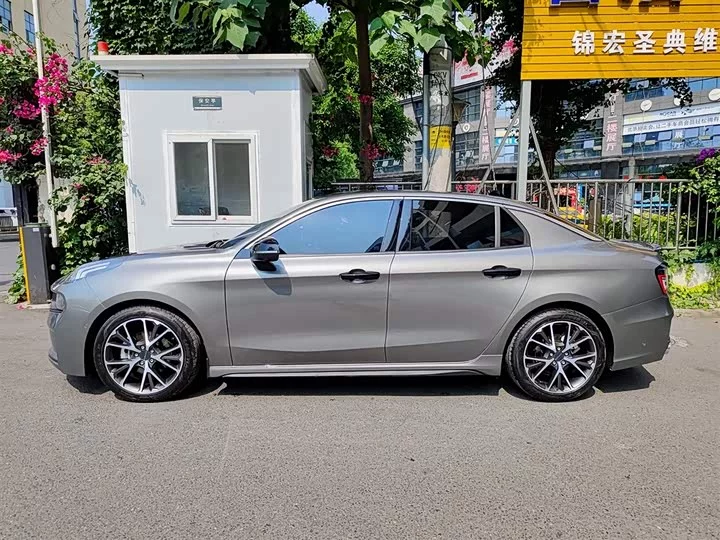 Lynk & Co 03