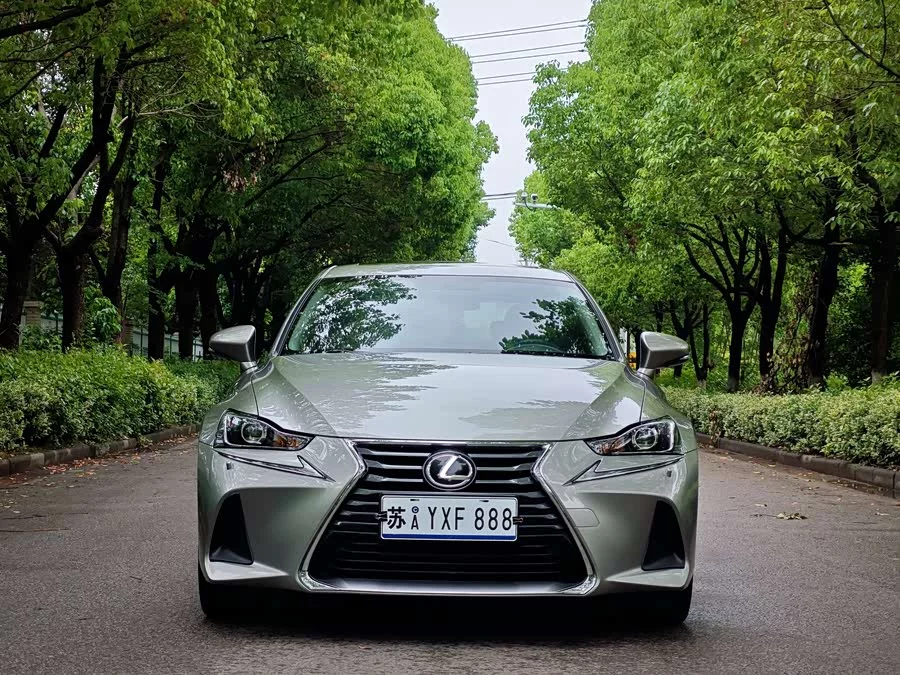Lexus IS