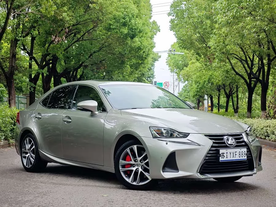 Lexus IS