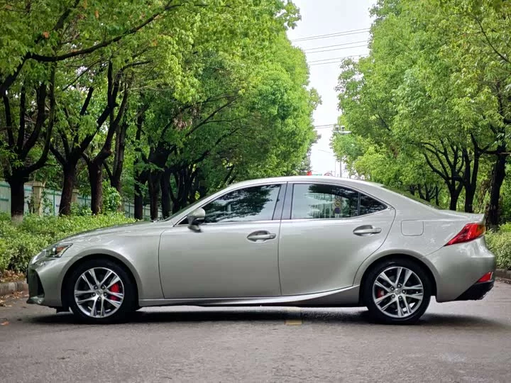 Lexus IS