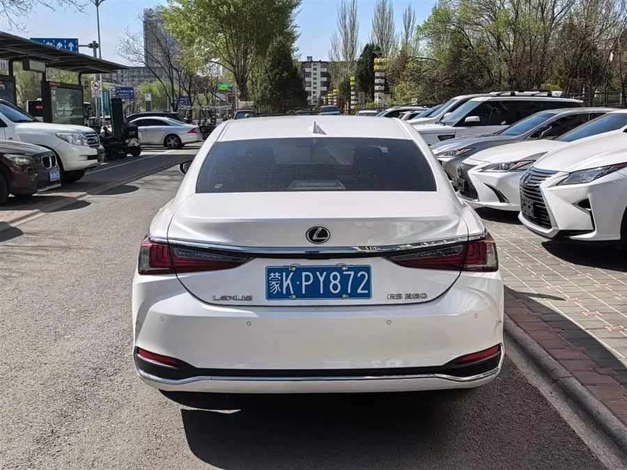 Lexus ES