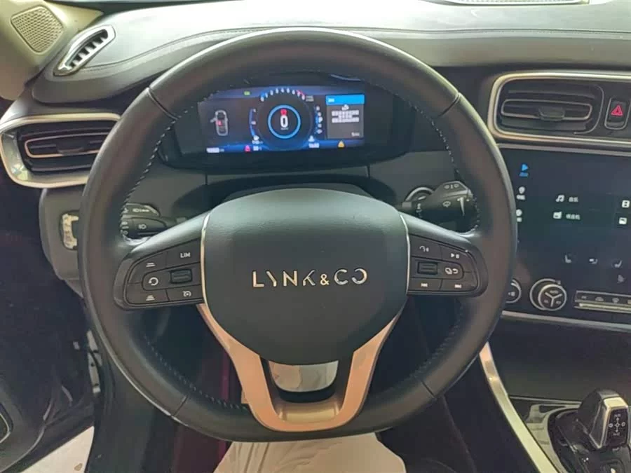 Lynk & Co 01