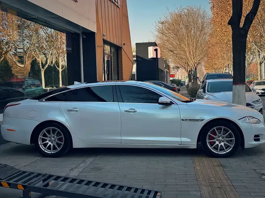Jaguar XJ