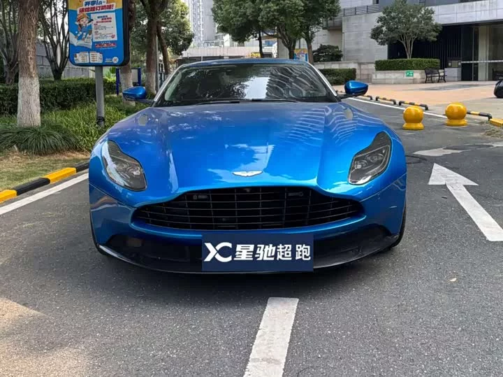 Aston Martin DB11