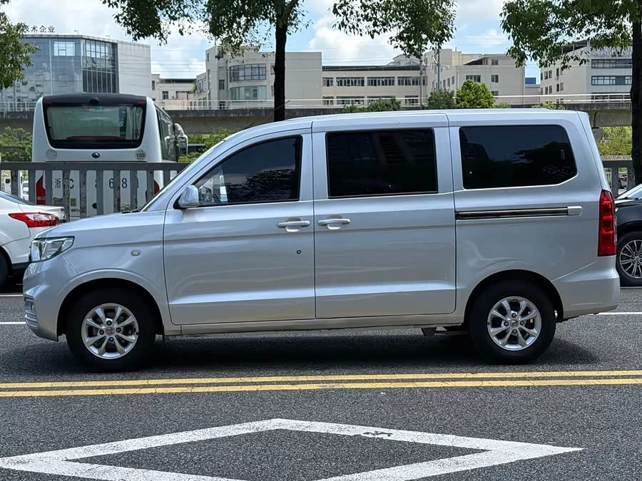 Wuling Hongguang V