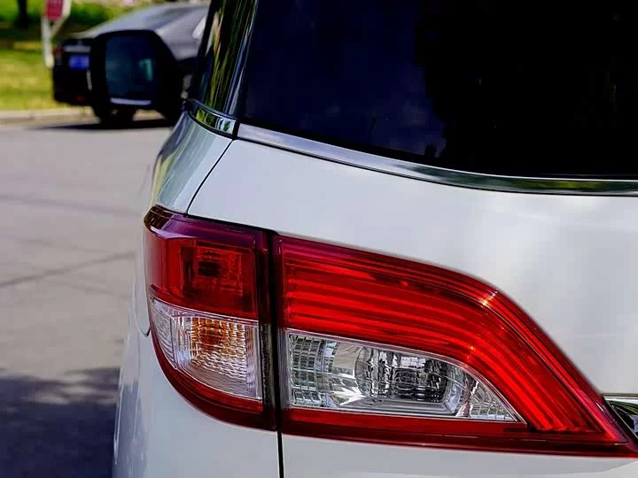 Nissan nobleman