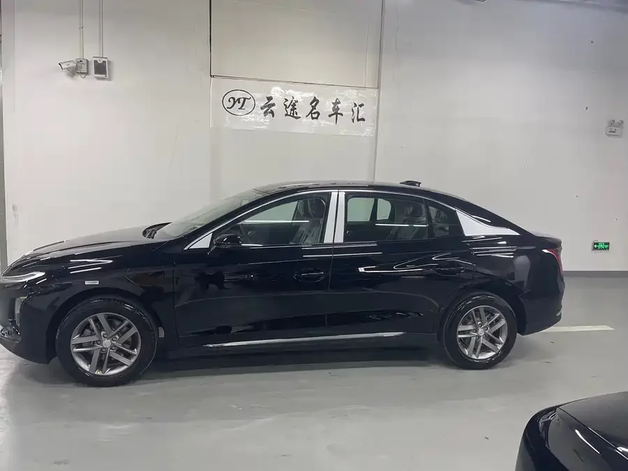 Hongqi E-QM5