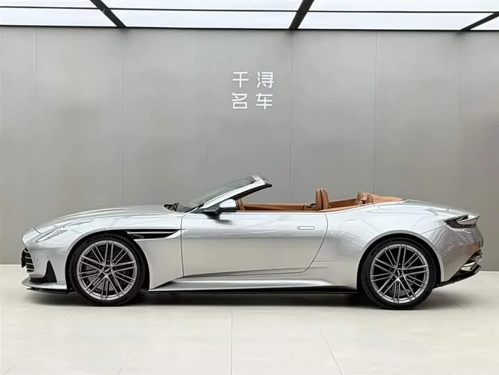 Aston Martin DB12