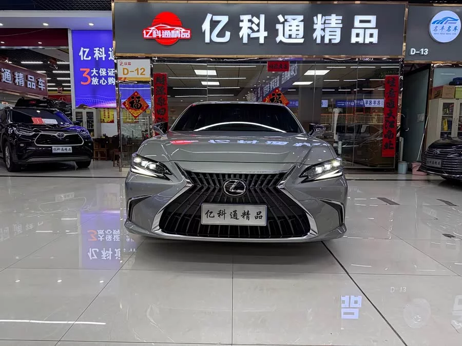 Lexus ES