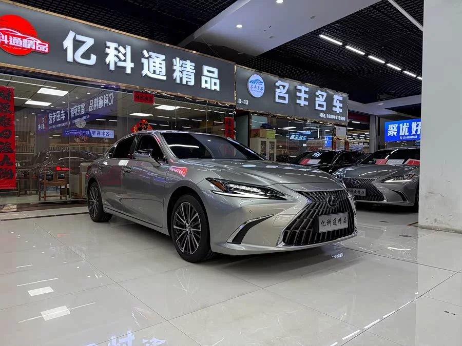 Lexus ES