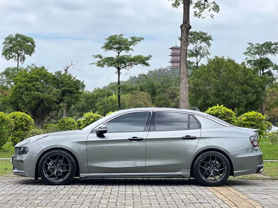 Lynk & Co 03