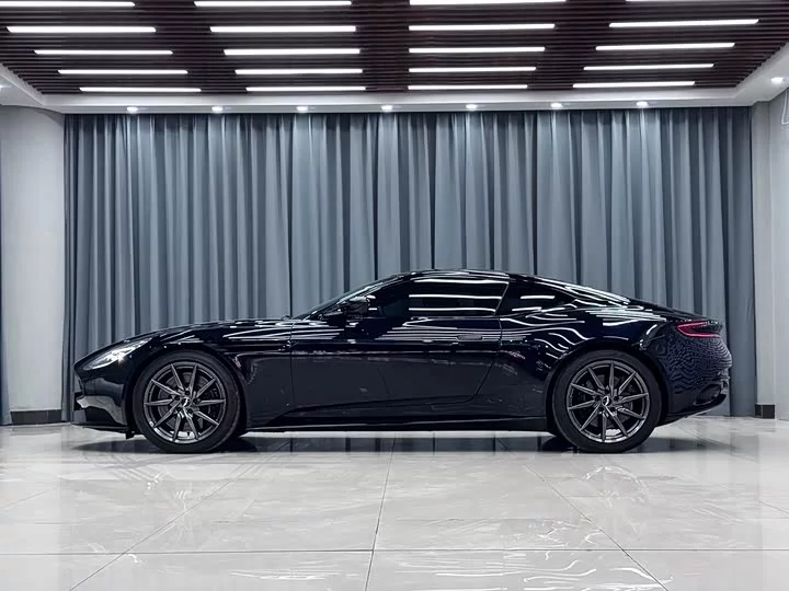 Aston Martin DB11