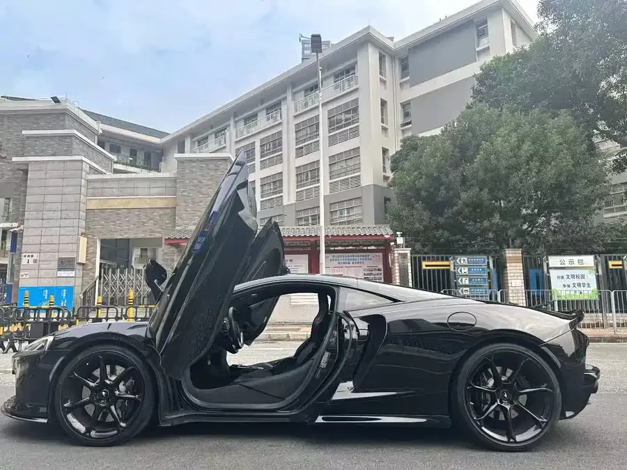 McLaren GT