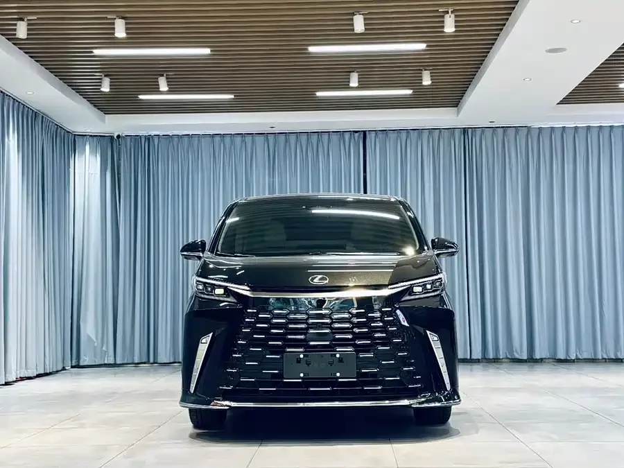 Lexus LM