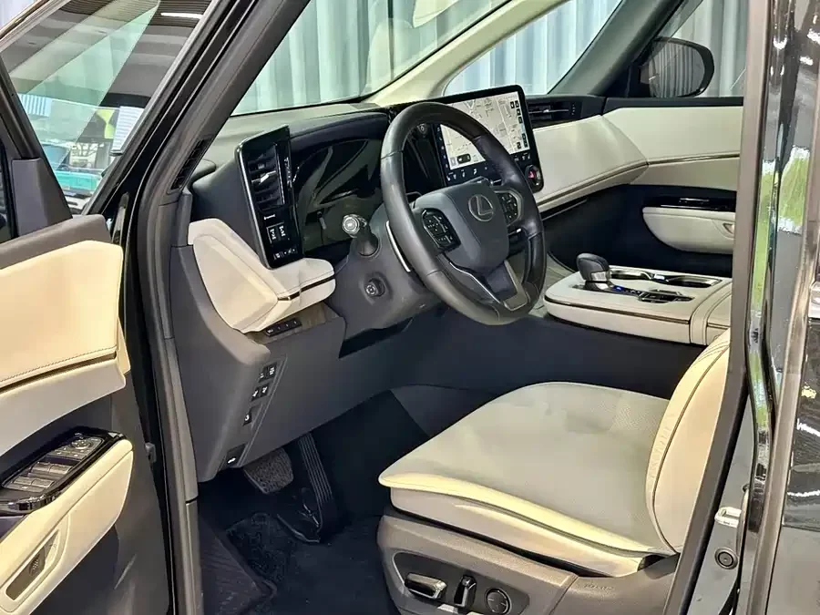Lexus LM
