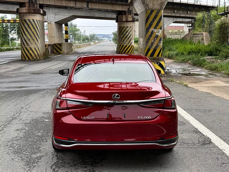 Lexus ES