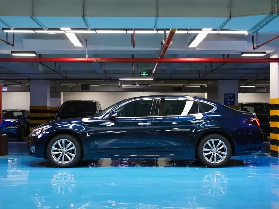 Infiniti Q70