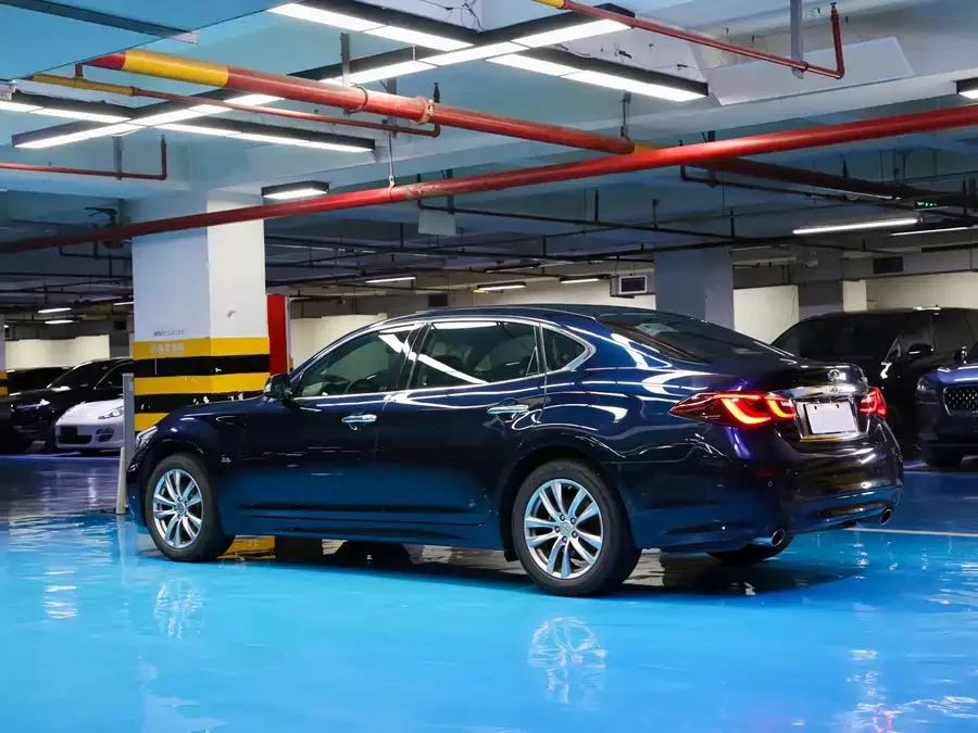 Infiniti Q70