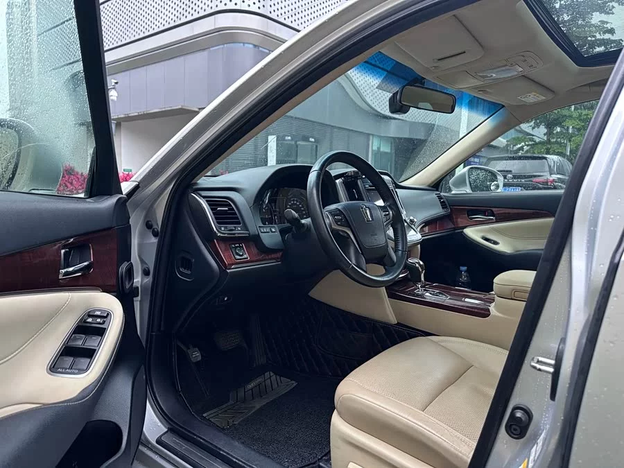 Toyota crown