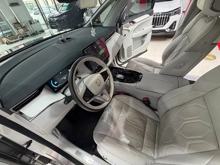 Volvo EM90