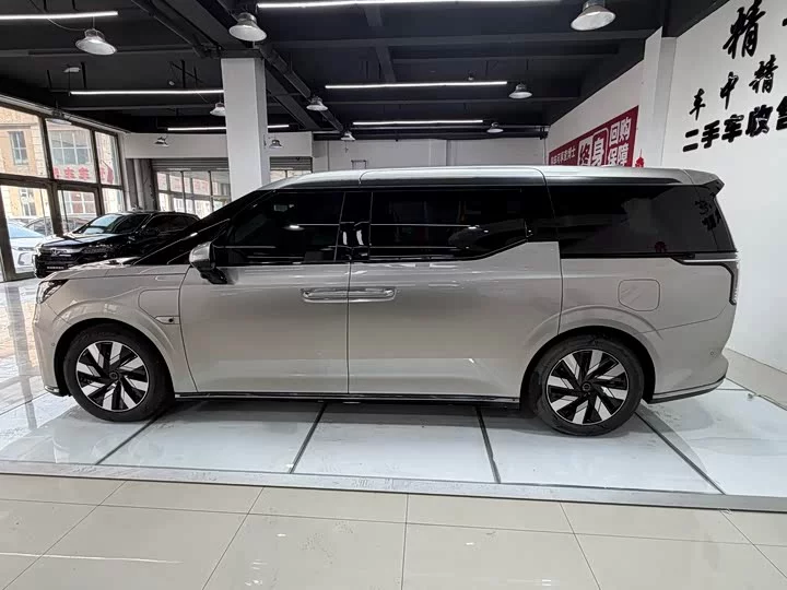 Volvo EM90
