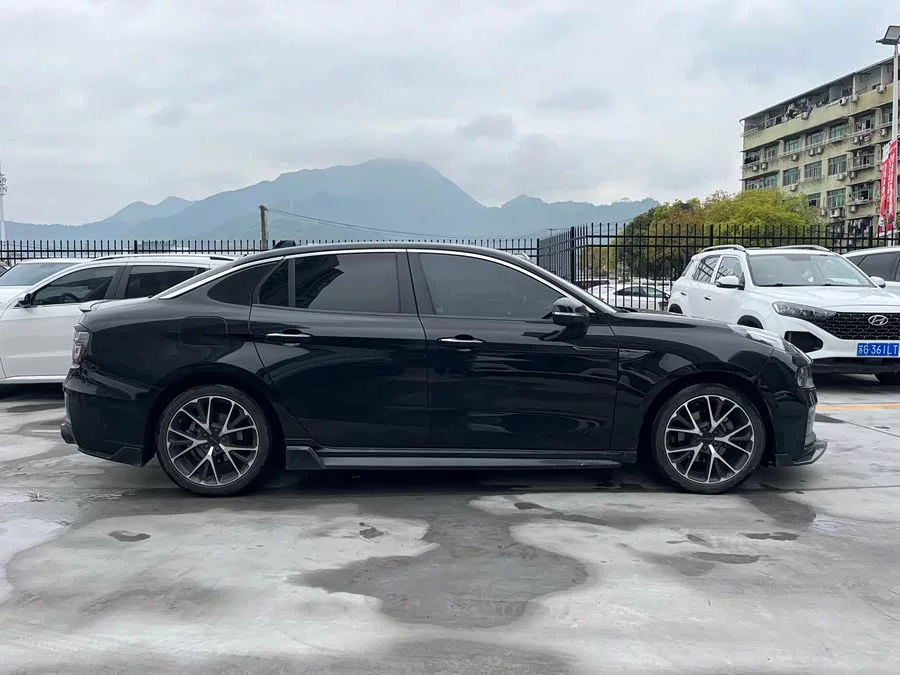 Lynk & Co 03