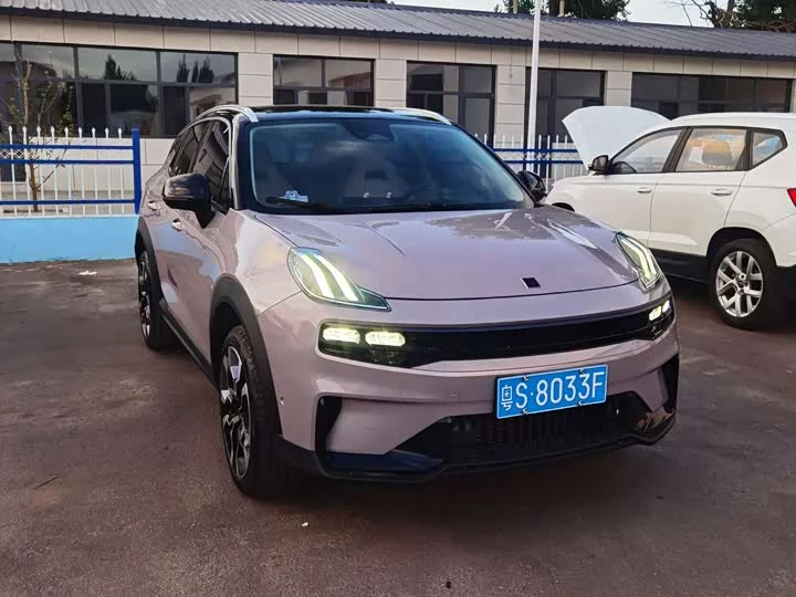 Lynk & Co 06