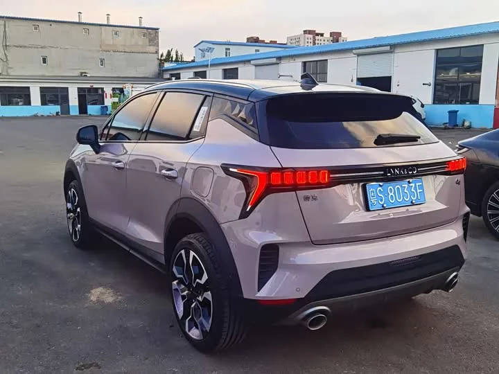 Lynk & Co 06