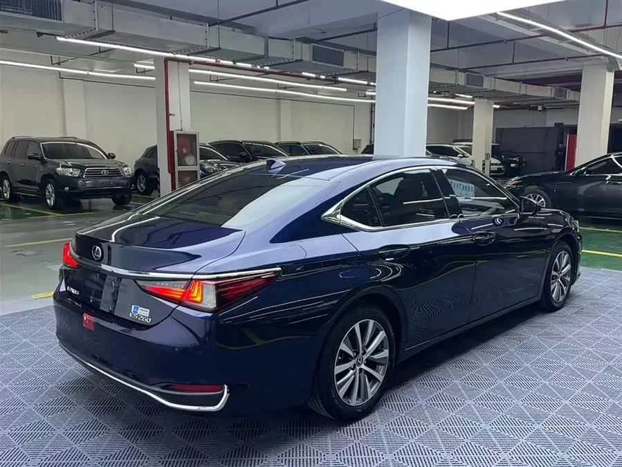 Lexus ES