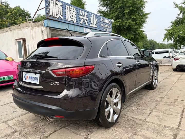 Infiniti QX70