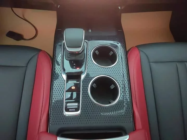 Hongqi HS3