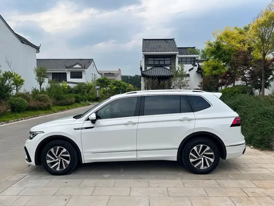Volkswagen Tiguan L plug-in hybrid