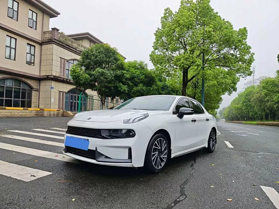 Lynk & Co 03