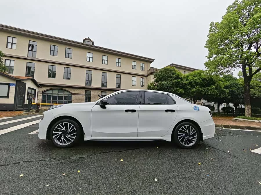 Lynk & Co 03